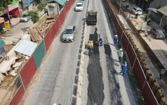 Hà Nội khẩn trương trám, vá sau khi phát hiện vết nứt trên đường Âu Cơ