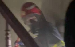 Giải cứu 5 người trong vụ cháy nhà lúc rạng sáng ở Hà Nội