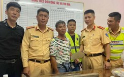 Khống chế 2 đối tượng không đội MBH, dùng gậy gỗ gắn đinh sắt tấn công CSGT