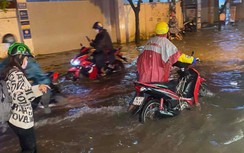 Hàng loạt tuyến đường ngập nặng, cây bật gốc, xe chết máy la liệt ở TP.HCM