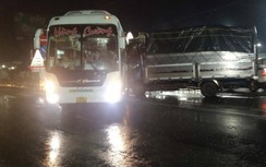 Xe tải tông xe khách, nhiều quan tài văng xuống đường