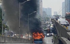 Xe buýt bốc cháy tại lối dẫn lên đường Vành đai 3 gây ùn tắc kéo dài