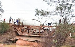 Sập cầu, cả xe trộn bê tông rơi xuống dưới