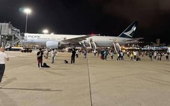 Máy bay chở 310 người chuẩn bị cất cánh thì nổ lốp, 11 hành khách bị thương