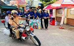 CSGT lái xe đặc chủng chở thí sinh về nhà lấy giấy tờ bị bỏ quên