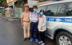 CSGT dùng ô tô chuyên dụng đưa thí sinh gãy cả 2 tay đến phòng thi