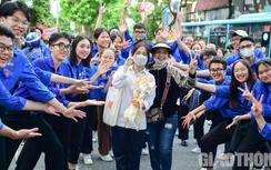 Khoảnh khắc vỡ òa của thí sinh sau môn thi cuối tốt nghiệp THPT