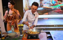 Thủy thủ tàu sân bay Mỹ thích thú thưởng thức mỳ Quảng