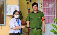 Trên đường đi thi về, nữ sinh nhặt được ví, trao trả lại người đánh rơi