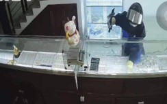 Hình ảnh kẻ bịt mặt cướp tiệm vàng giữa trưa ở Lào Cai