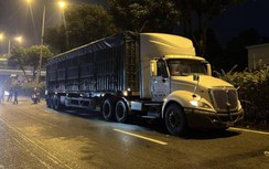 Xe container cán người đàn ông bán vé số tử vong