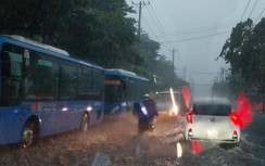 Mưa trắng trời, nhiều tuyến phố ở Biên Hòa ngập sâu