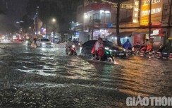 Mưa dai dẳng, nhiều tuyến đường trung tâm Cần Thơ ngập sâu