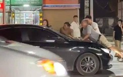 Chặn xe khi con trai đang đi với gái lạ, người đàn ông bị hất lên nắp capo