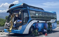 Video TNGT 3/7: Xe khách tông vào đuôi xe tải, hai người tử vong