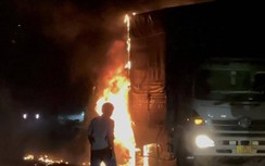 Xe tải bất ngờ cháy dữ dội trên QL20 qua Đồng Nai