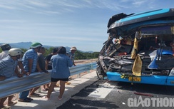 Xe chở đoàn đi từ thiện đâm xe tải trên cao tốc, 2 người tử vong