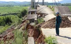 Người dân liều mình đi qua cầu treo bị sạt lở, hư hỏng nghiêm trọng