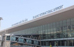 Nhặt được iPhone của khách, nhân viên vệ sinh sân bay giấu dưới gốc cây