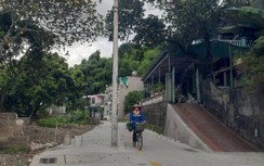 Lạ lùng những hàng cột điện chình ình giữa nhiều tuyến đường ở Hạ Long