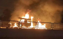 Xe đầu kéo bốc cháy ngùn ngụt trên cao tốc Vĩnh Hảo - Phan Thiết