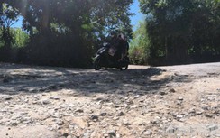 Hà Tĩnh: Dân khổ sở vì đường liên xã đầy "ổ voi", khi nào mới sửa?