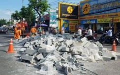 Truy tìm phương tiện đổ hàng trăm tấn gạch ra giữa đường ở TP.HCM