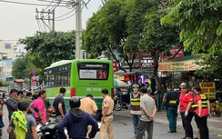 Xe máy va chạm xe buýt, thanh niên 19 tuổi tử vong thương tâm