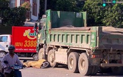 Xe máy va chạm xe Howo ở ngã tư, người đàn ông tử vong tại chỗ