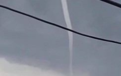 Vòi rồng xuất hiện 10 phút khiến bốn nhà dân bị sập, tốc mái