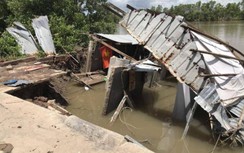 Cà Mau: Sạt lở đất lúc rạng sáng, hơn nửa tỷ đồng bị nhấn chìm