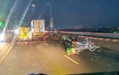 Xe máy cố tình đi lên cầu Thăng Long gây va chạm với ô tô