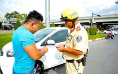 Bị giữ GPLX tích hợp khi đi xe máy phạm luật có được tiếp tục lái ô tô?