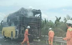 Cháy xe khách giường nằm trên cao tốc Trung Lương - Mỹ Thuận