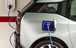 Sạc xe điện qua đêm tại nhà: Hãng xe khuyến cáo gì để tránh chập cháy?