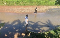 Theo bà ra suối, hai cháu bé 4 tuổi đuối nước tử vong thương tâm