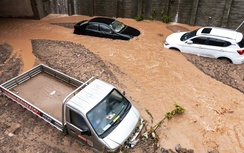 "Nước đổ như thác" ở Trung Quốc: Bão lũ kinh hoàng, xe tải chìm trong bùn