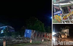 Tai nạn giao thông trong đêm trên QL6, xe buýt biến dạng sau va chạm