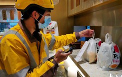 Vợ tăng ca không về, chồng giao hàng tới khách sạn bắt gặp cảnh ngỡ ngàng