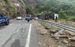 Vụ lật xe chở du khách trên đèo Khánh Lê: Mặt đường êm thuận, có hộ lan