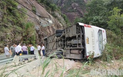 Hiện trường xe khách lật trên đèo Khánh Lê, 4 người tử vong