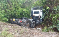 Video TNGT 20/7: Xe đầu kéo lao xuống vệ đường, tài xế thoát nạn