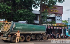 Tránh người phụ nữ sang đường, xe đầu kéo lao vào quán lẩu nướng