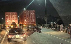 Video TNGT 21/7: Va chạm xe đầu kéo cùng chiều, 1 người đi xe máy tử vong