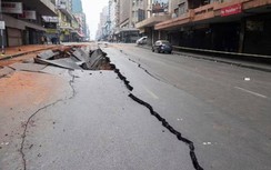 Video nổ lớn làm nứt toác đường, thổi bay nhiều phương tiện