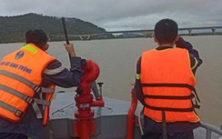 Đang chở mẹ đi trên cầu, nam thanh niên bất ngờ gieo mình xuống sông Lam