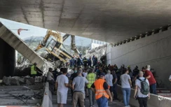 Sập cầu đang xây dựng tại Hy Lạp làm nhiều người bị mắc kẹt, thương vong