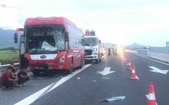 Video TNGT 24/7: Xe khách tông đuôi xe 16 chỗ, 8 người bị thương