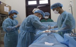 Quân y huyện đảo Trường Sa phẫu thuật cứu ngư dân bị viêm ruột thừa cấp