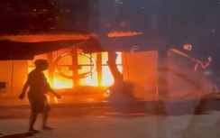 6 người mắc kẹt trong ngôi nhà khóa trái cửa bốc cháy dữ dội